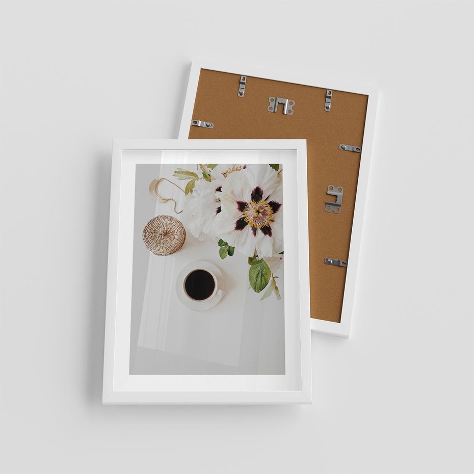 Plakat w ramie 30x40 - Bukiet Kwiatów i Kawa na Stole - fotografia, na stole bukiet - rama biała