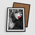 Plakat w ramie 50x70 - Zmysłowe usta damy - kobieta, usta - rama czarna
