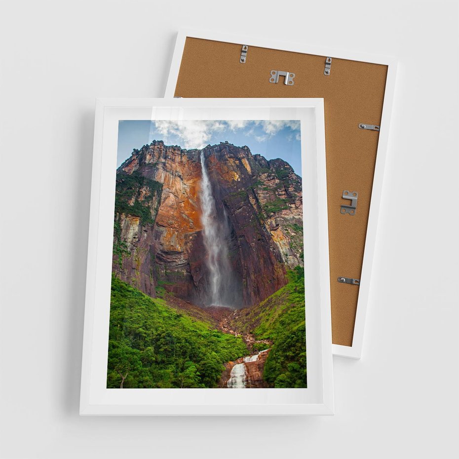 Plakat w ramie 50x70 - Górska siła wodospadów - wodospad, góra - rama biała