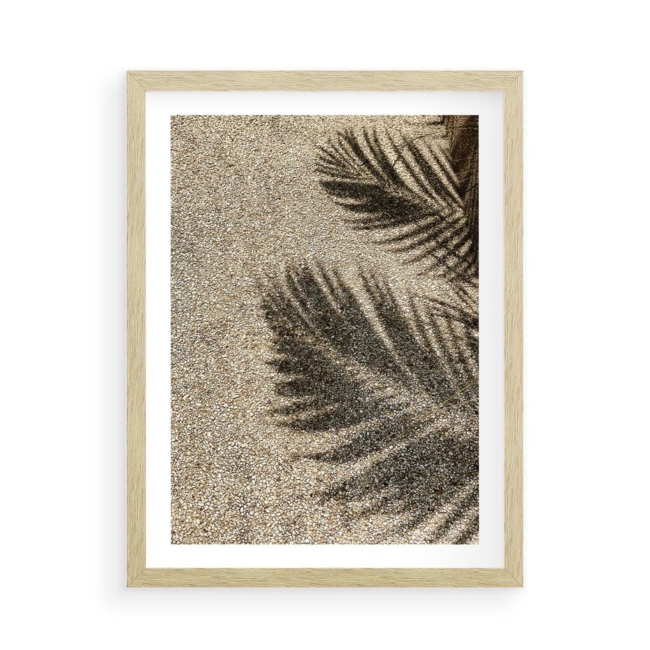 Plakat w ramie 50x70 - Plażowa Idylla - palma, cień na piasku - rama drewno