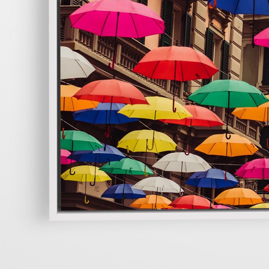 Obraz w ramie 120x80 - Barwna symfonia wyobraźni - fotografia, kolorowe parasolki podwieszone nad ulicą - rama biała