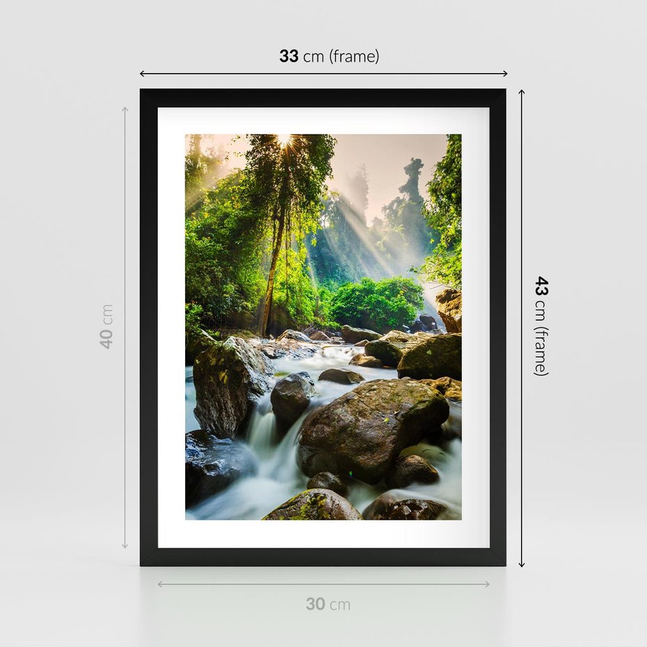 Plakat w ramie 30x40 - Idylliczny strumyk w urokliwym lesie - strumyk, las - rama czarna