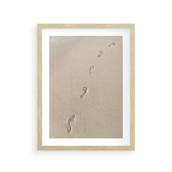 Plakat w ramie 40x50 - Ślady na Złocistym Piasku - piasek, ślady stóp na piasku - rama drewno