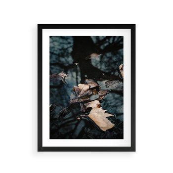 Plakat w ramie 40x50 - Jesienne Liście w Kałużach: Odbicie Natury - jesienne liście wkałuży, fotografia - rama czarna