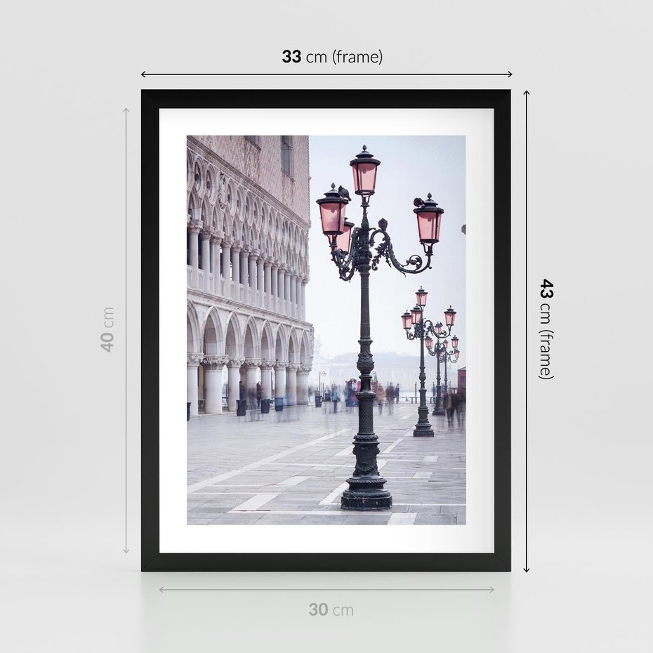 Plakat w ramie 30x40 - Przemijający urok miasta - miasto, uliczka - rama czarna