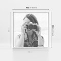 Obraz w ramie 80x80 - Zrób mi Zdjęcie - fotografia, kobieta z aparatem - rama biała