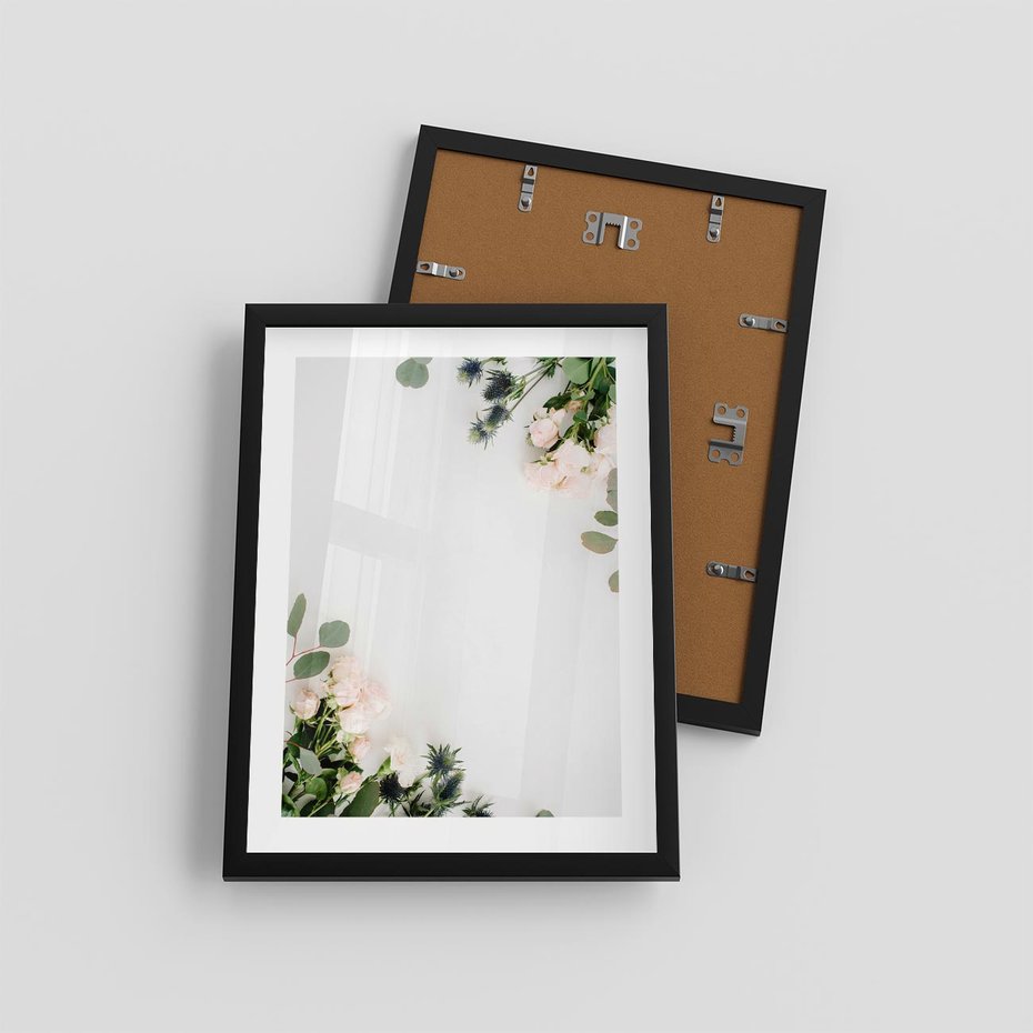 Plakat w ramie 30x40 - Kompozycja z Białych Róż i Eukaliptusa - kompozycja z białych kwiatów na białym tle, róże - rama czarna