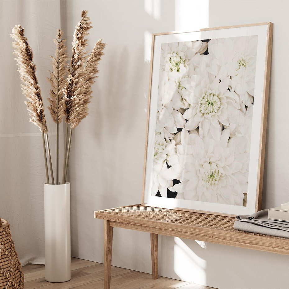 Plakat w ramie 30x40 - Białe Kwiaty: Płatki Delikatności - białe kwiaty, zbliżenie - rama drewno