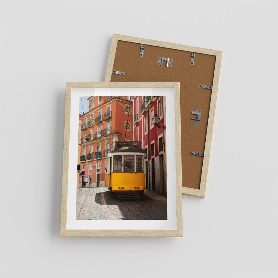 Plakat w ramie 30x40 - Urok tramwaju w Lizbonie - Lizbona, tramwaj - rama drewno