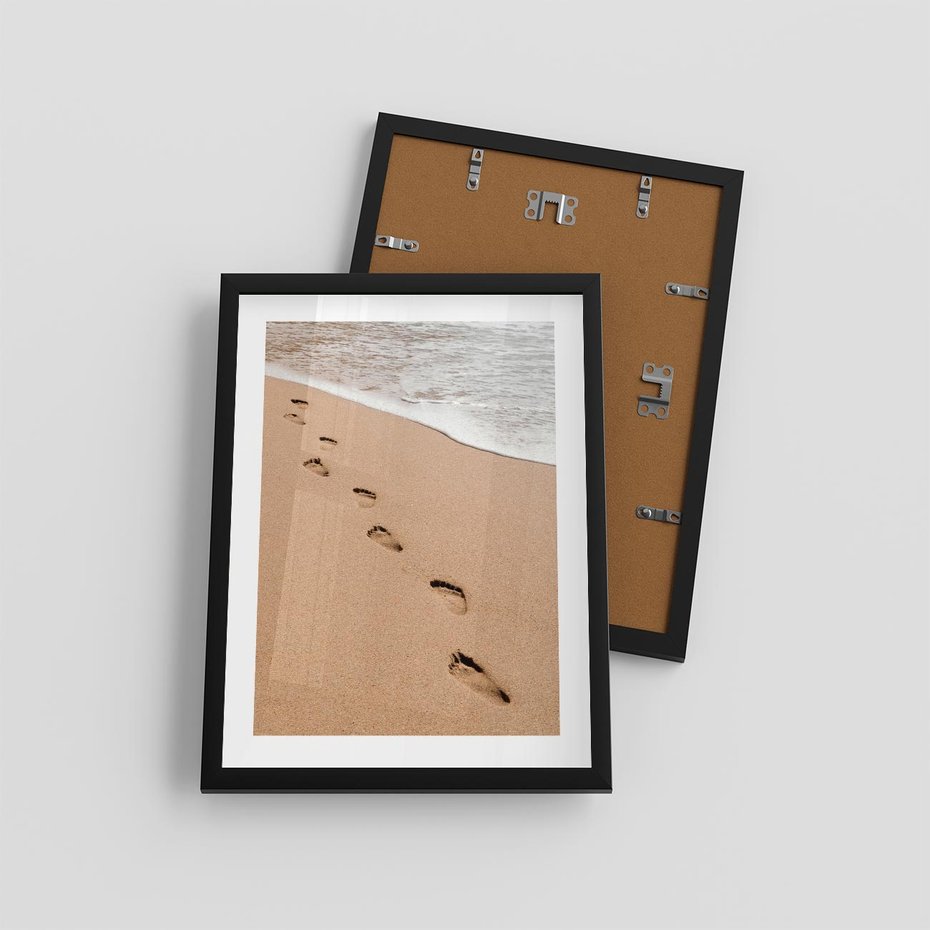 Plakat w ramie 30x40 - Ślady Stóp na Plaży: Spacer nad Morzem - plaża, ślady stóp na piasku - rama czarna