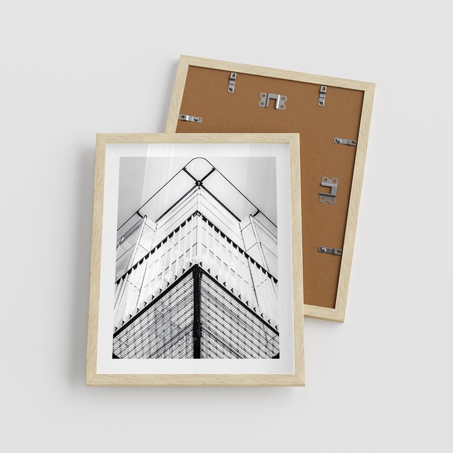Plakat w ramie 40x50 - Elegancja Współczesnej Architektury: Wieżowiec w Monochromii - nowoczesna architektura, czarno biała fotografia - rama drewno