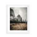 Plakat w ramie 40x50 - Mglisty Pejzaż Górski: Urok Niewidzialnośc - góry, krajobraz - rama biała