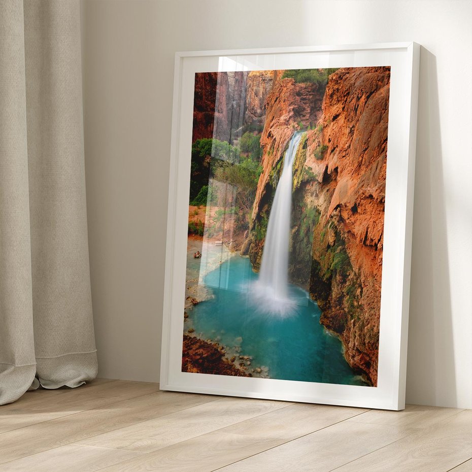 Plakat w ramie 30x40 - Wodospad wśród majestatycznych gór - wodospad, górski - rama biała