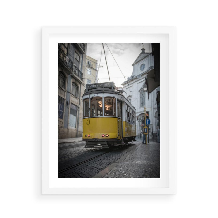 Plakat w ramie 40x50 - Urok tramwajów Lizbony - tramwaj, Lizbona - rama biała