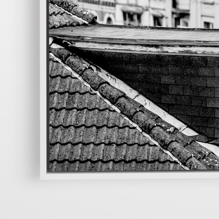 Obraz w ramie 80x80 - Miasto w Retro Odsłonie - fotografia czarno biała, ujęcie na dachy wielkiego miasta - rama biała