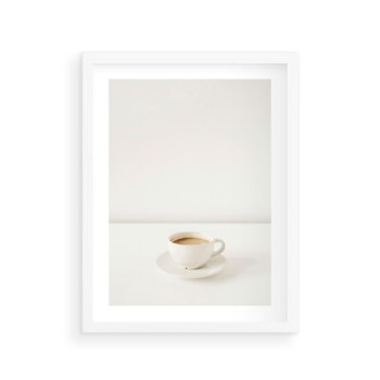 Plakat w ramie 50x70 - Kawa w Prostocie - kawa w filizance, białe tłó - rama biała