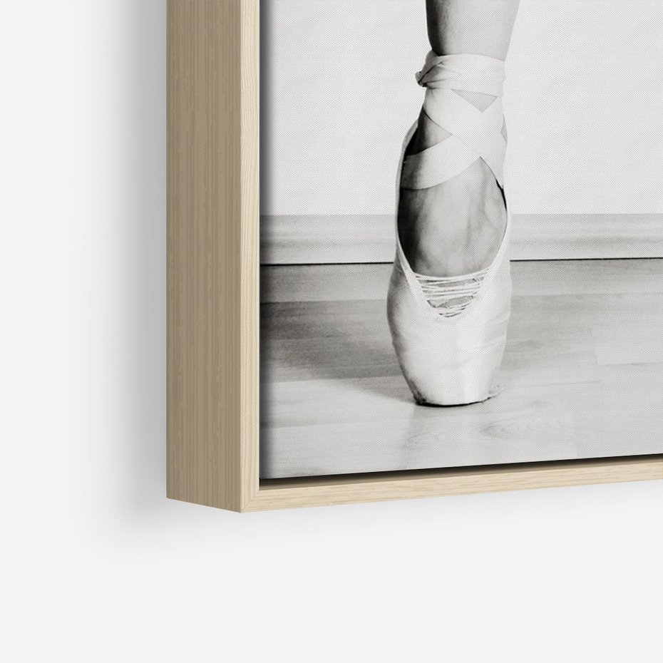 Obraz w ramie 80x120 - Tańcząca Delikatność - artystyczne zdjęcie, odcienie szarości - rama drewno