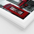 Plakat w ramie 40x50 - Uliczka z charakterystyczną budką w Londynie - Londyn, budka - rama biała