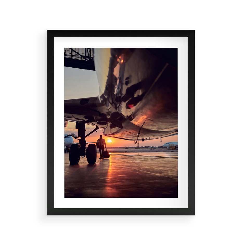 Plakat w ramie 40x50 - Podróż ku Zachodzącemu Słońcu - samolot, scena na lotnisku - rama czarna