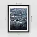 Plakat w ramie 40x50 - Domki w Chmurach - górski zimowy krajobraz, dommki na wzgórzach - rama czarna