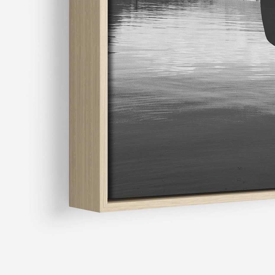 Obraz w ramie 50x70 - Beztroska Chwila - czarno biała fotografia, mężczyzna wesoło wskakuje do keziora w górach - rama drewno