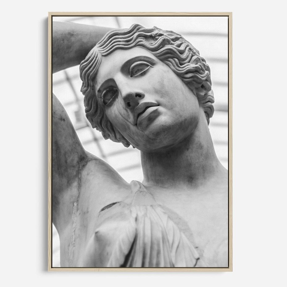 Obraz w ramie 70x100 - Zaklęta w Kamieniu - antyczna rzeźba kobiety na fotografii, czarno biała - rama drewno