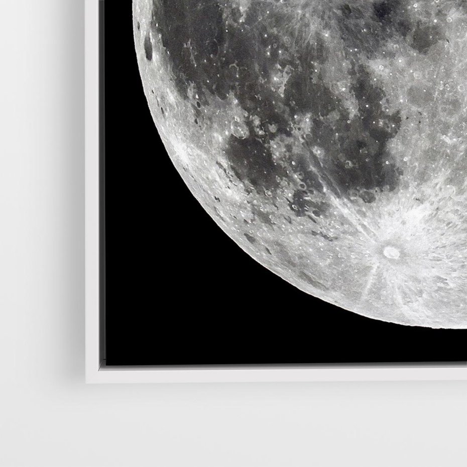 Obraz w ramie 50x50 - Księżycowa Aura - zdjęcie, ogromny księżyc na czarnym tle - rama biała