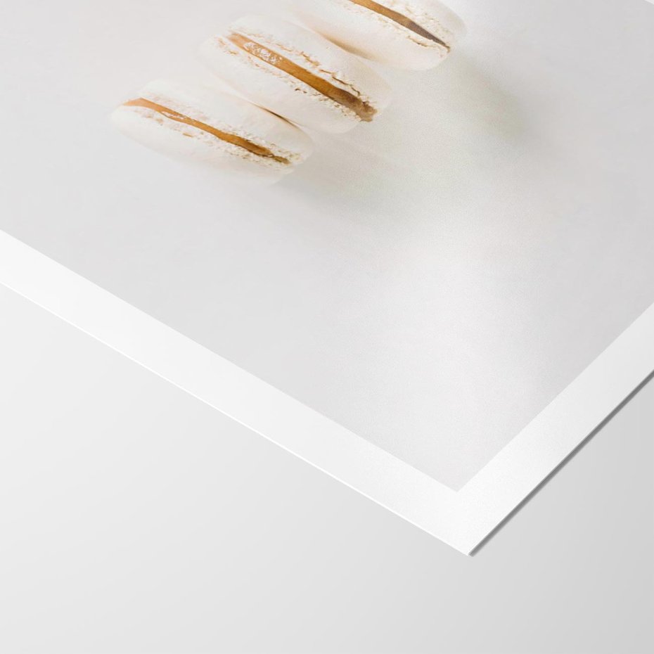Plakat bez ramy 50x70 - Delikatność w Bieli - białe ciateczka. makaroniki, minimalistyczne zdjęcie