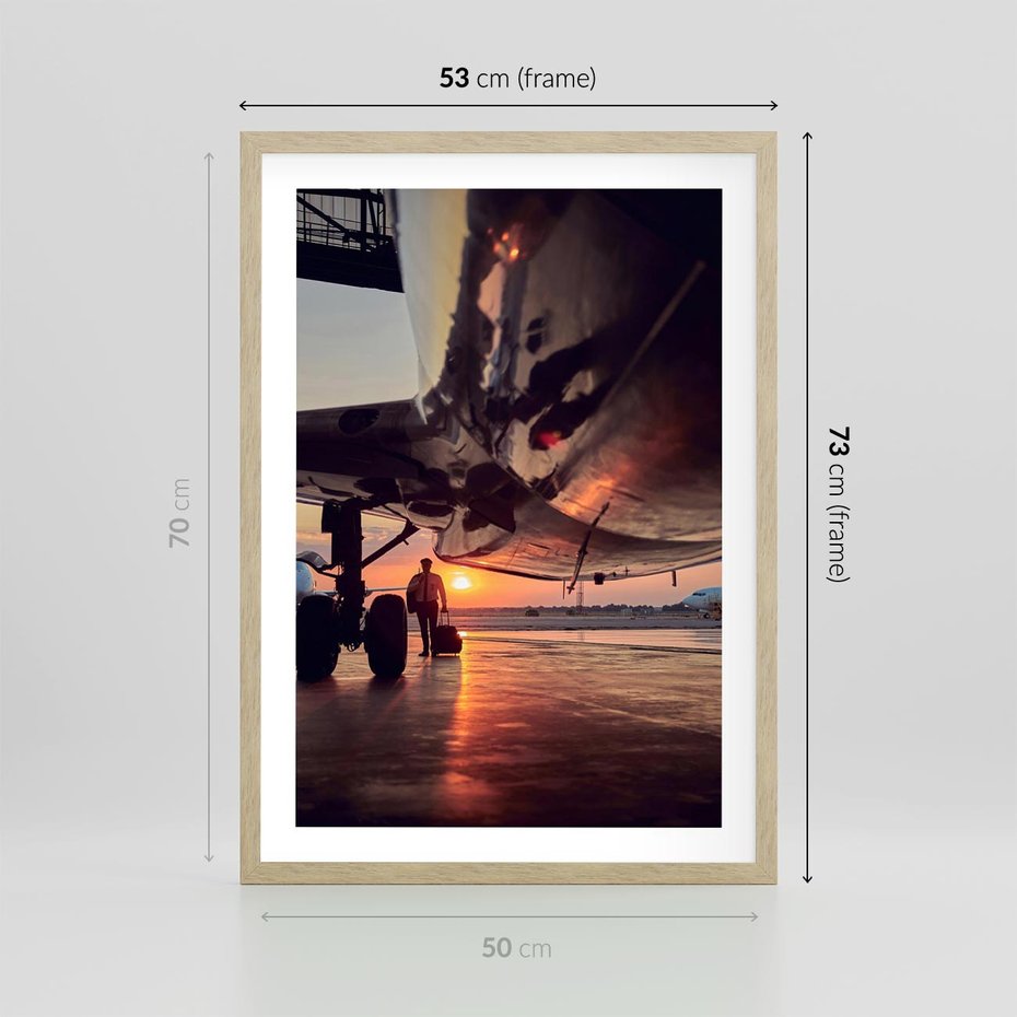 Plakat w ramie 50x70 - Podróż ku Zachodzącemu Słońcu - samolot, scena na lotnisku - rama drewno