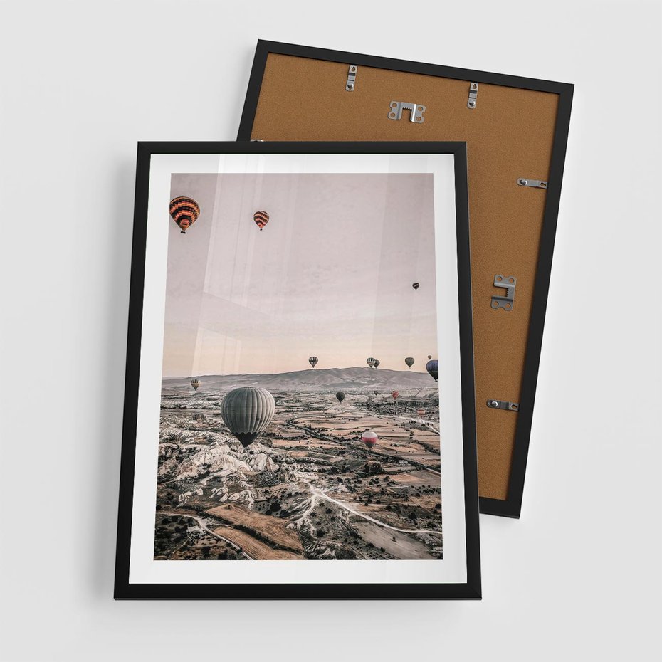 Plakat w ramie 50x70 - Wolność w Powietrzu - balony latające nas pustynnym krajbrazem, balony do latania - rama czarna
