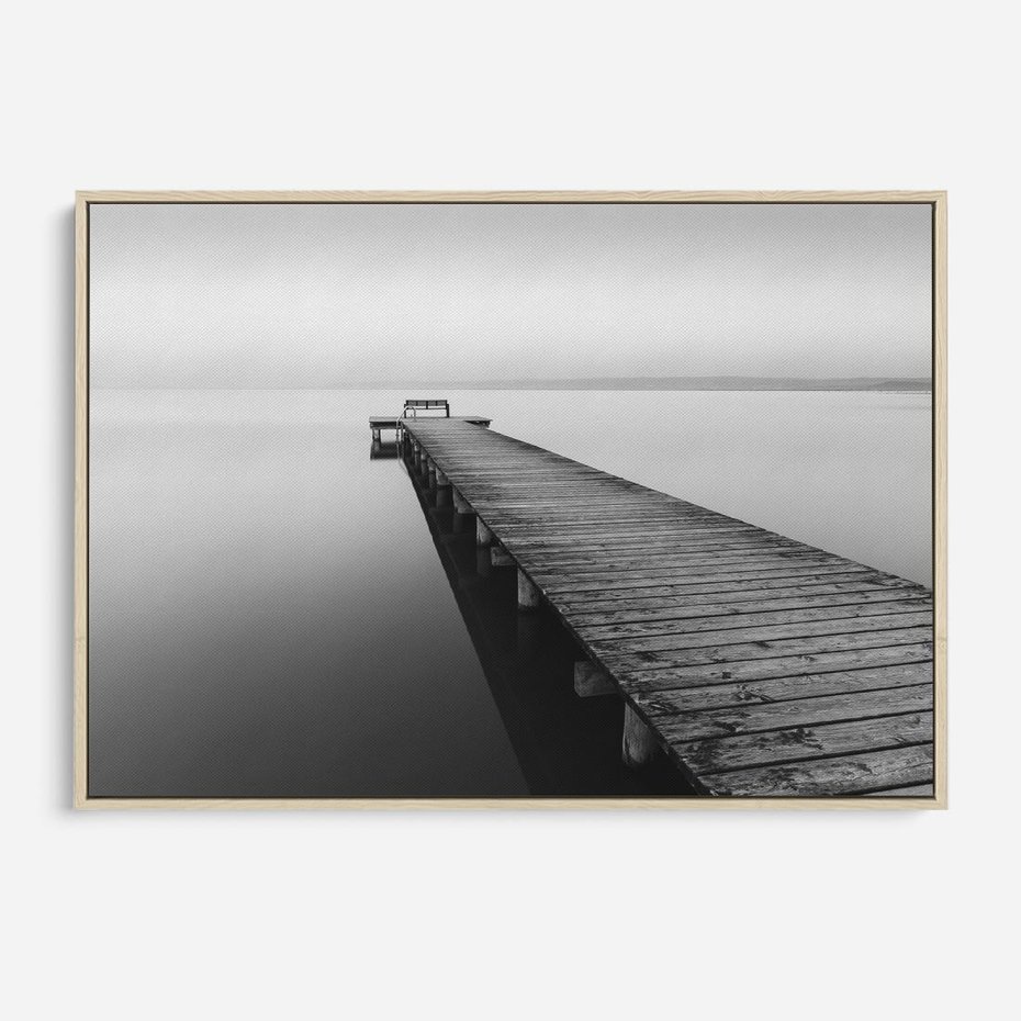 Obraz w ramie 70x50 - Mglista Perspektywa - czarno biała fotografia, drewniany pomost na jeziorze - rama drewno