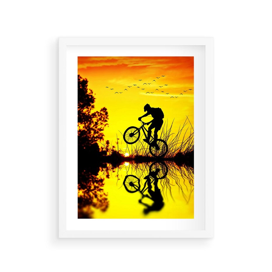 Plakat w ramie 30x40 - Rower przy zachodzie słońca - rower, zachód - rama biała