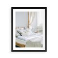 Plakat w ramie 40x50 - Relaks w Sypialni: Jasne Kolory - zdjęcie sypialni, łóżko - rama czarna