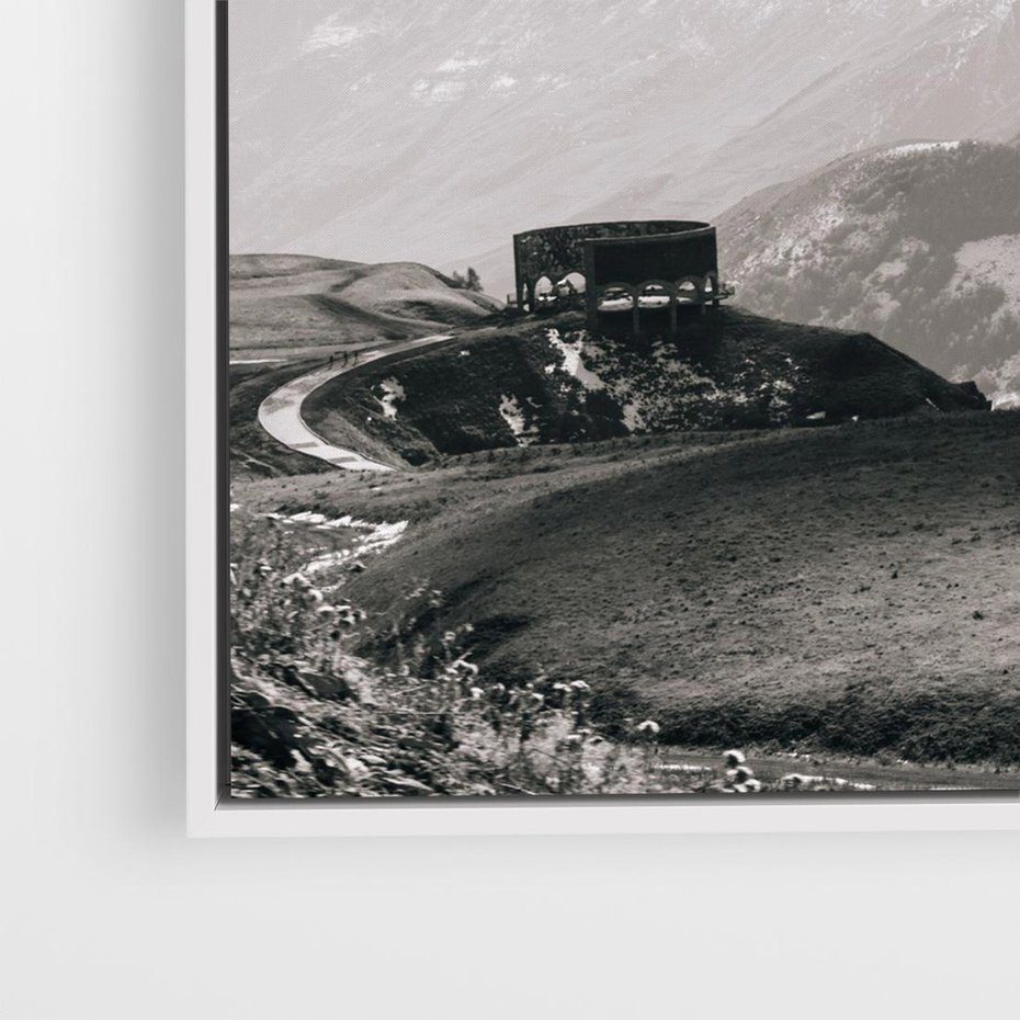 Obraz w ramie 50x50 - Wzgórza w Bieli - górski krajobraz, punkt widokowy - rama biała