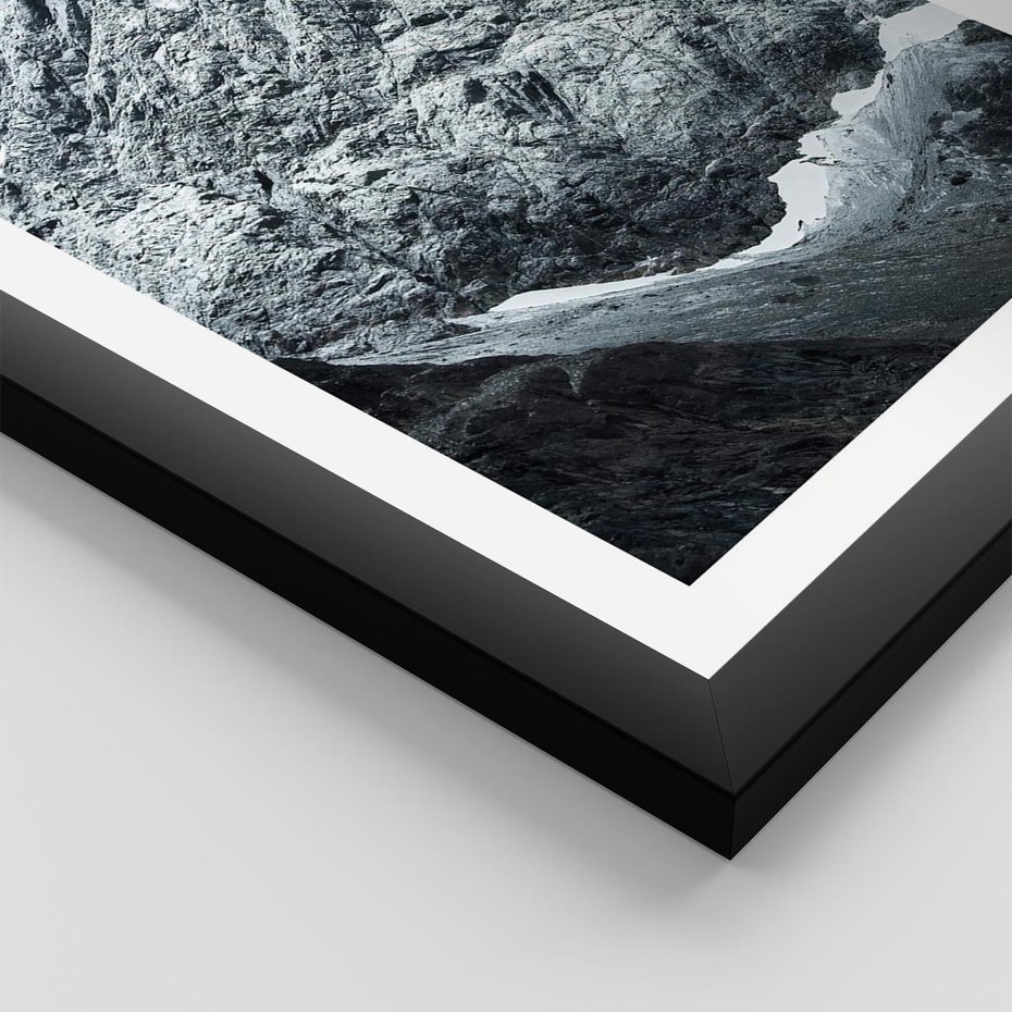 Plakat w ramie 30x40 - Surowość Gór - śnieg, zima w górach - rama czarna