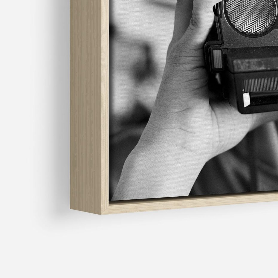 Obraz w ramie 50x50 - Mężczyzna za Aparatem - czarno białe zdjęcie, portret - rama drewno