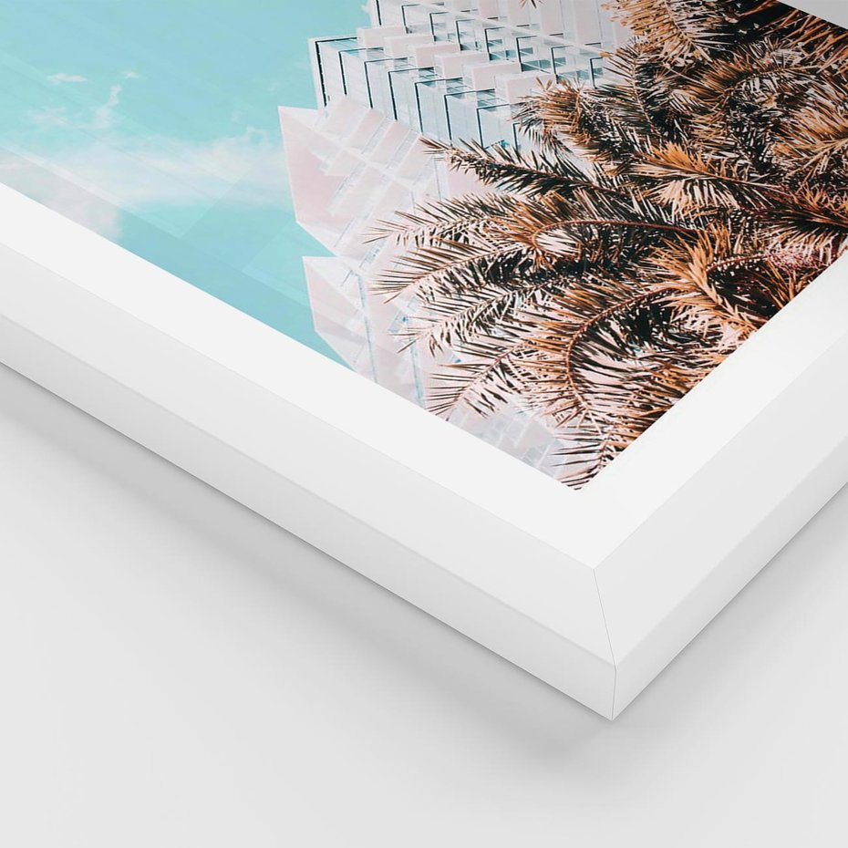 Plakat w ramie 50x70 - Wakacyjny Raj - palmy, wysokie budynki - rama biała