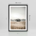 Plakat w ramie 50x70 - Wiejska Idylla - stary drewniany dom w polu suchej trawy, fotografia - rama czarna
