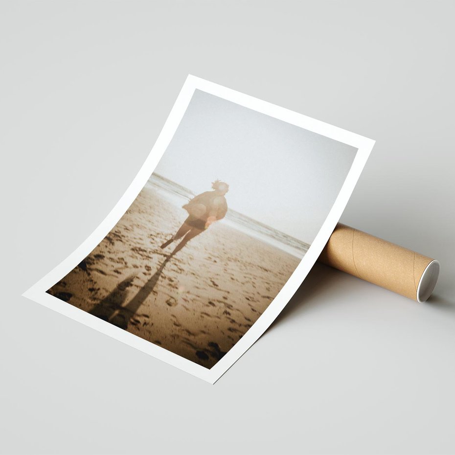 Plakat bez ramy 30x40 - O Zachodzie Słońca - klimatyczna fotografia, postać biegnie po plaży