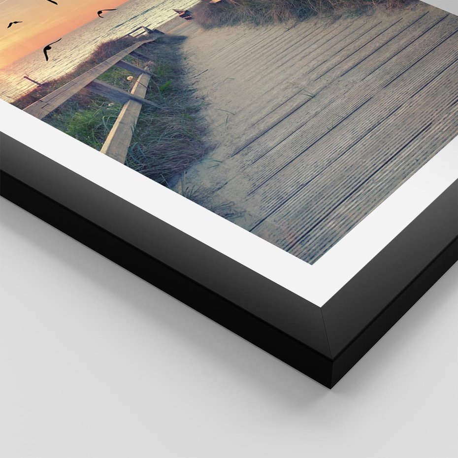 Plakat w ramie 40x50 - Sielanka nad brzegiem - plaża, pomost - rama czarna