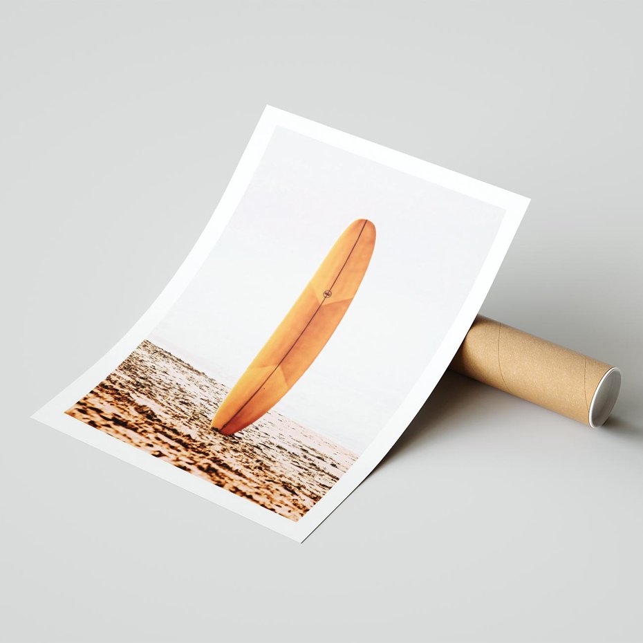 Plakat bez ramy 40x50 - Deska w Piasku: Gotowa na Fale - plaża, pomarańczowa deska surfingowa wbita w piasek