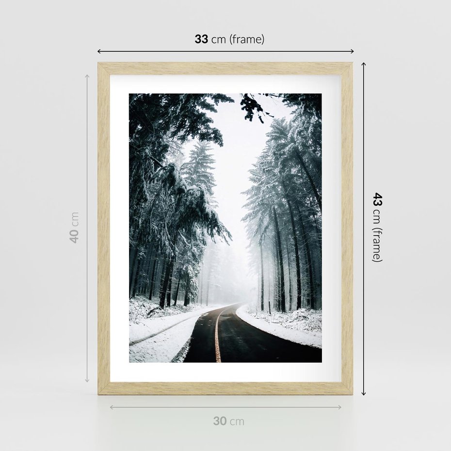 Plakat w ramie 30x40 - Droga przez Zimowy Las - drzewa, śnieg - rama drewno