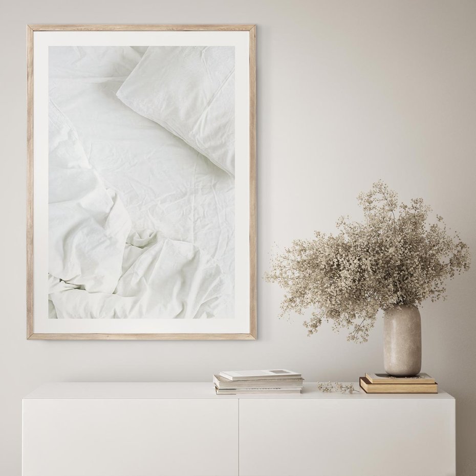 Plakat w ramie 40x50 - Sztuka i Komfort - pościel, biała kołdra poduszka - rama drewno