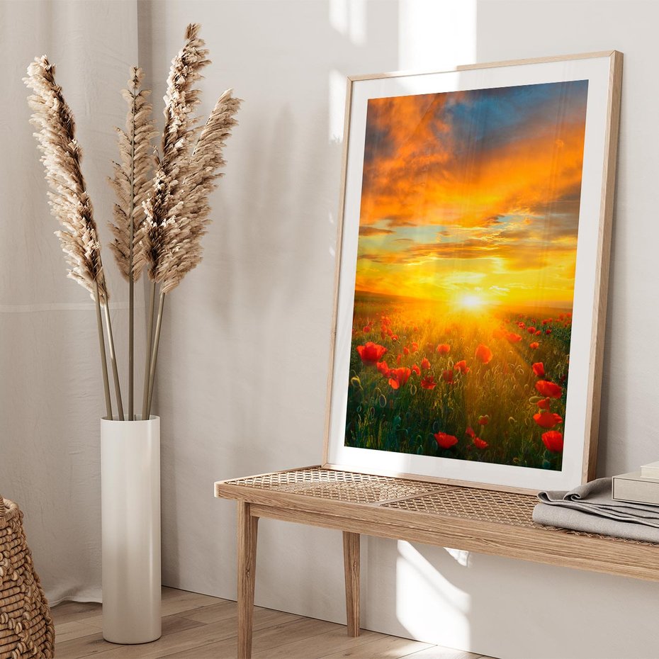 Plakat w ramie 50x70 - Magia zachodu słońca na łące z makami - łąka, zachód słońca - rama drewno