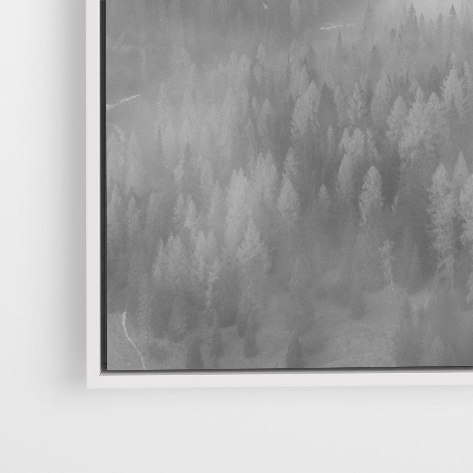 Obraz w ramie 70x100 - Szare Góry - zamglony krajobraz, las - rama biała