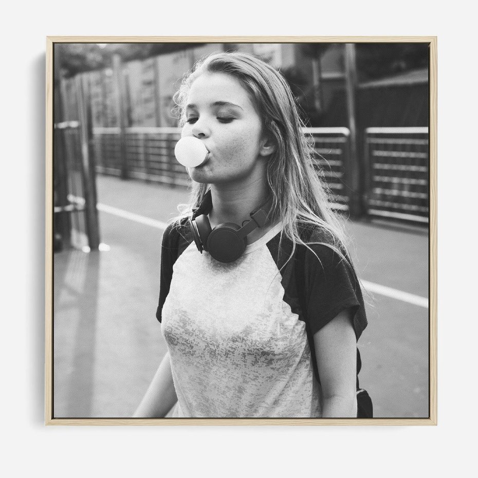 Obraz w ramie 80x80 - Letnia Młodość - nowoczesna fotografia, czarno biała - rama drewno