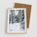 Plakat w ramie 50x70 - Spokój Zimowej Przygody w Lesie - domek w górach w lesie, zima - rama drewno