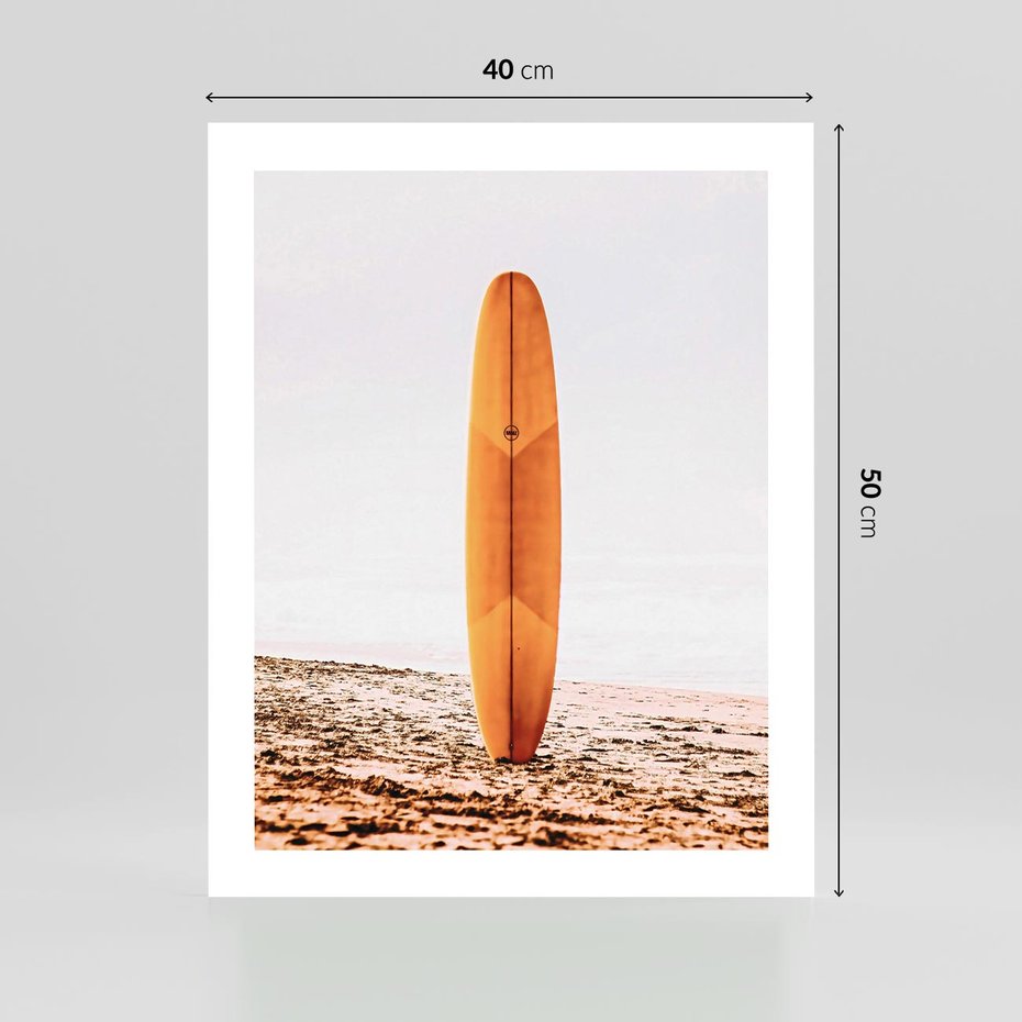 Plakat bez ramy 40x50 - Deska w Piasku: Gotowa na Fale - plaża, pomarańczowa deska surfingowa wbita w piasek