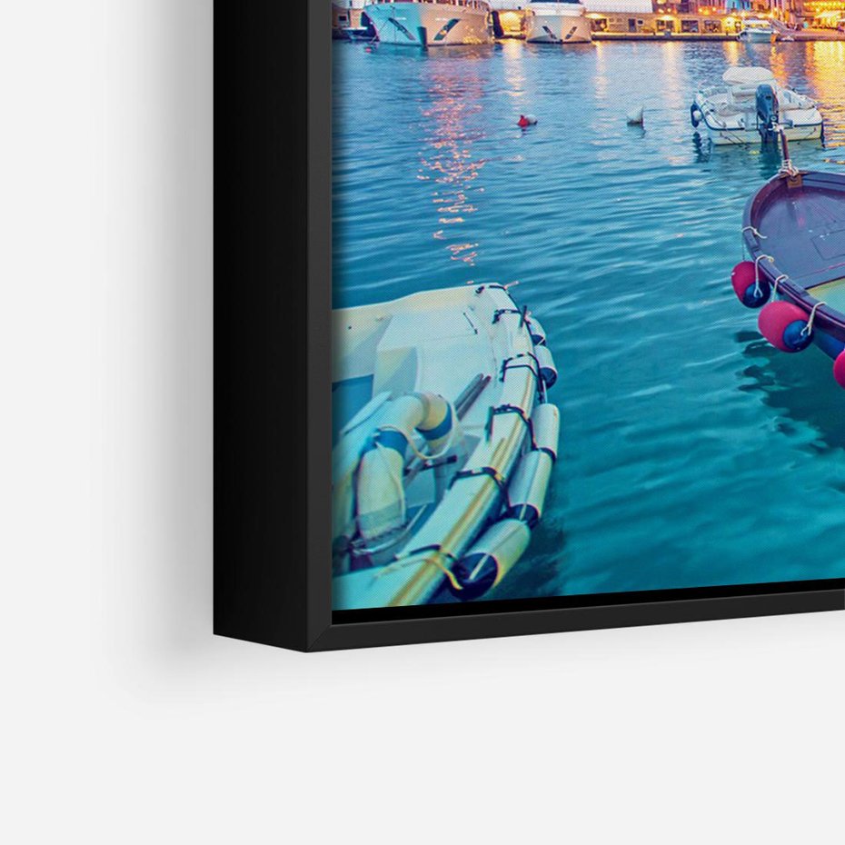 Obraz w ramie 70x50 - Tańczące kolory zachodu - nadmorskie kolorowe miast, kolorowe budynki na brzegu - rama czarna