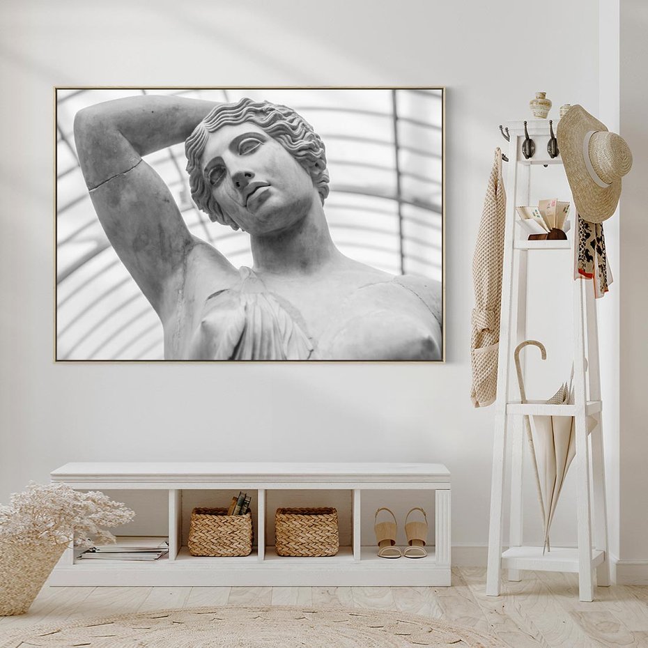 Obraz w ramie 70x50 - Zaklęta w Kamieniu - antyczna rzeźba kobiety na fotografii, czarno biała - rama drewno